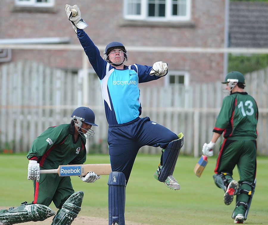 Scotland stay on top with hard-fought win