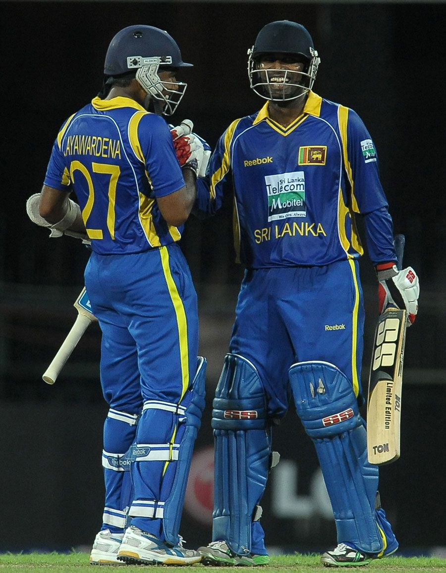 Mahela Jayawardene and Chamara Silva have a chat