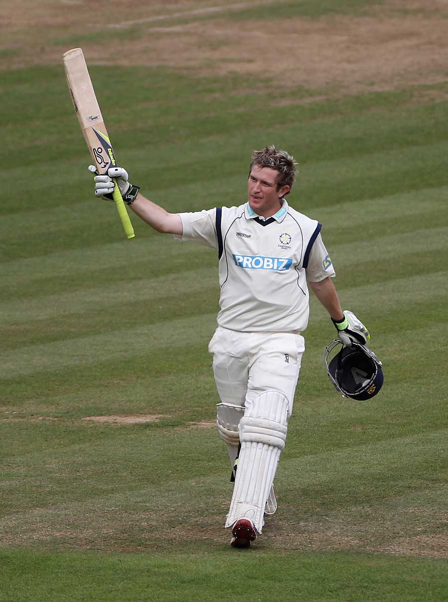 Warwickshire close in on title