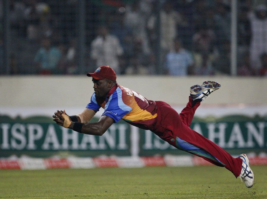 Danza Hyatt takes a spectacular catch to get rid of Naeem Islam
