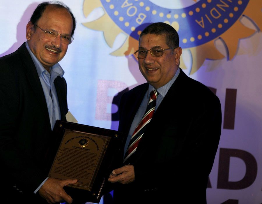 Ajit Wadekar receives his lifetime achievement award from BCCI president N Srinivasan