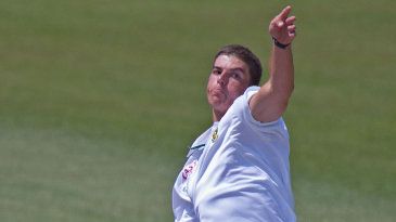 De Lange's six-for takes Titans to win