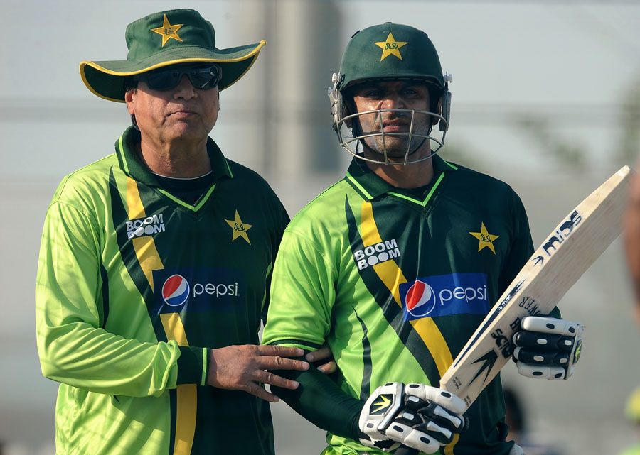 Mohsin Khan offers Mohammad Hafeez some advice