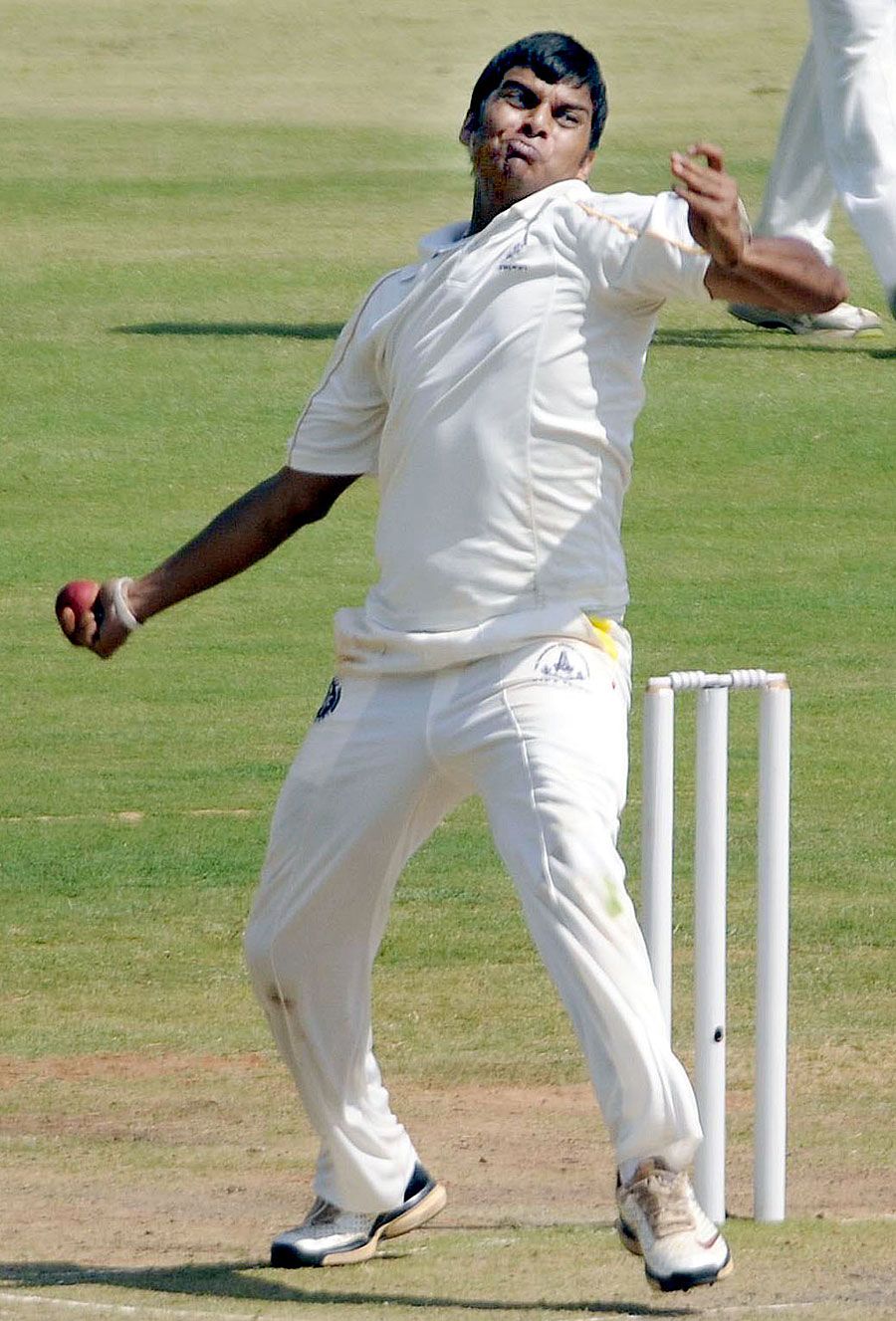 Sunny Gupta bowls for Tamil Nadu
