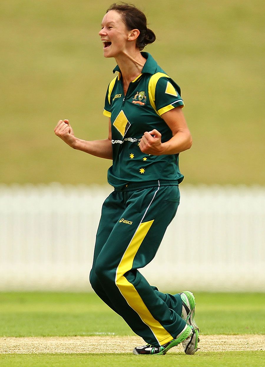 Julie Hunter finished with 3 for 31