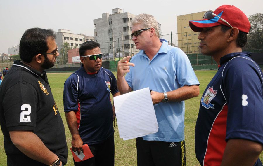 Dean Jones talks to the Chittagong Kings coaching staff