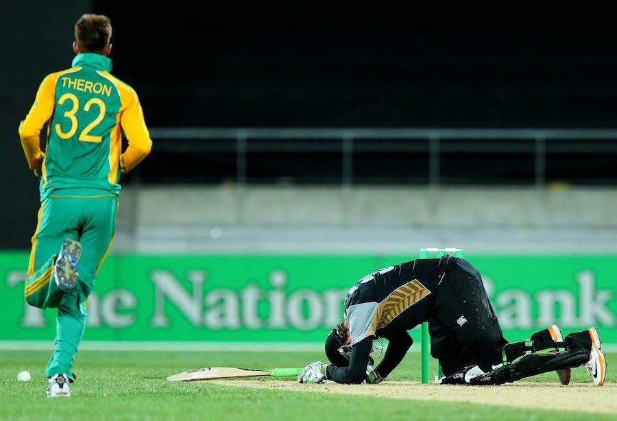 Rusty Theron hit Martin Guptill with a bouncer