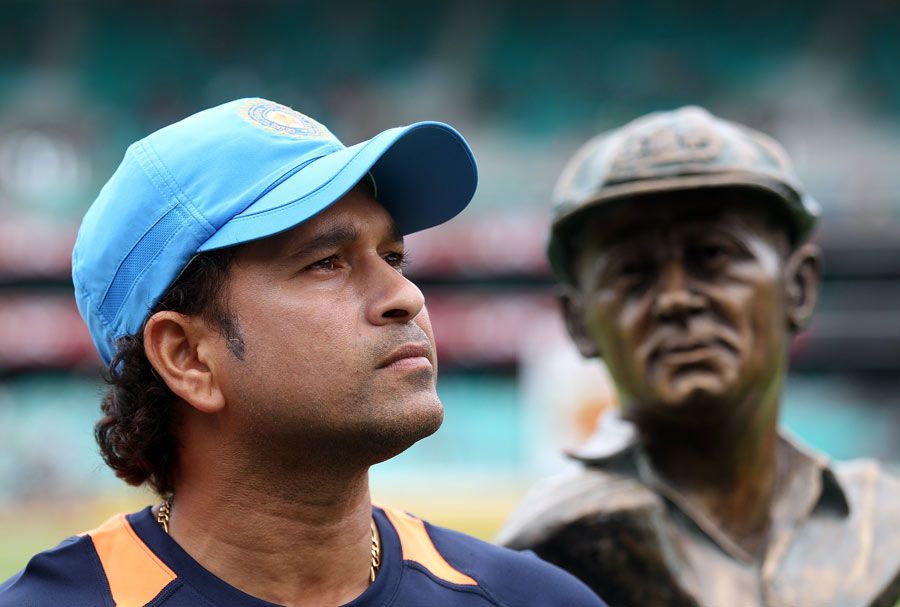 Sachin Tendulkar with a bust of Don Bradman