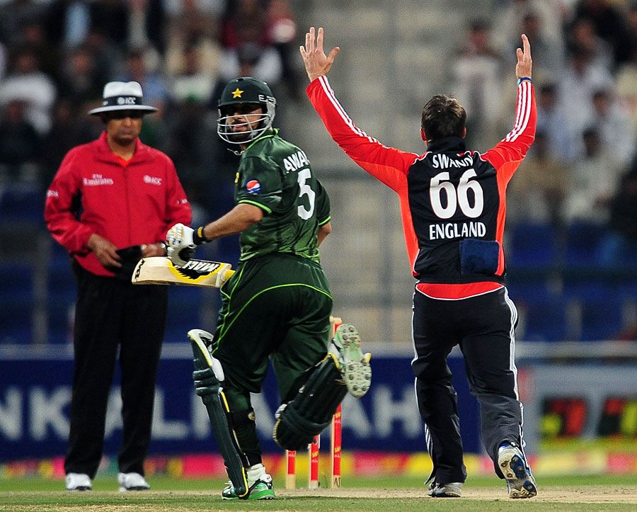 Graeme Swann pleads for the wicket of Awais Zia