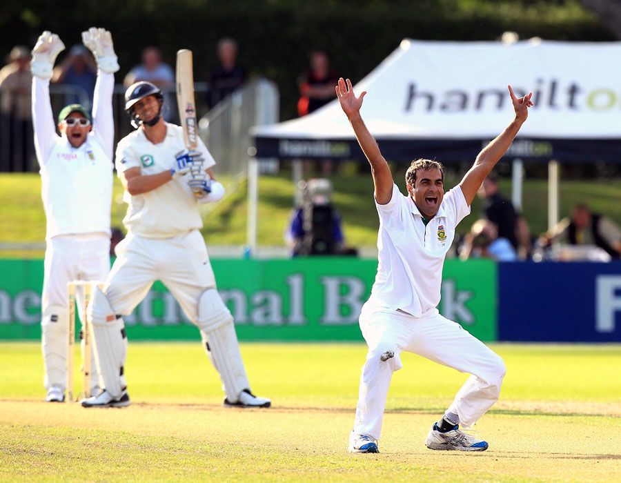 Imran Tahir trapped Brent Arnel lbw