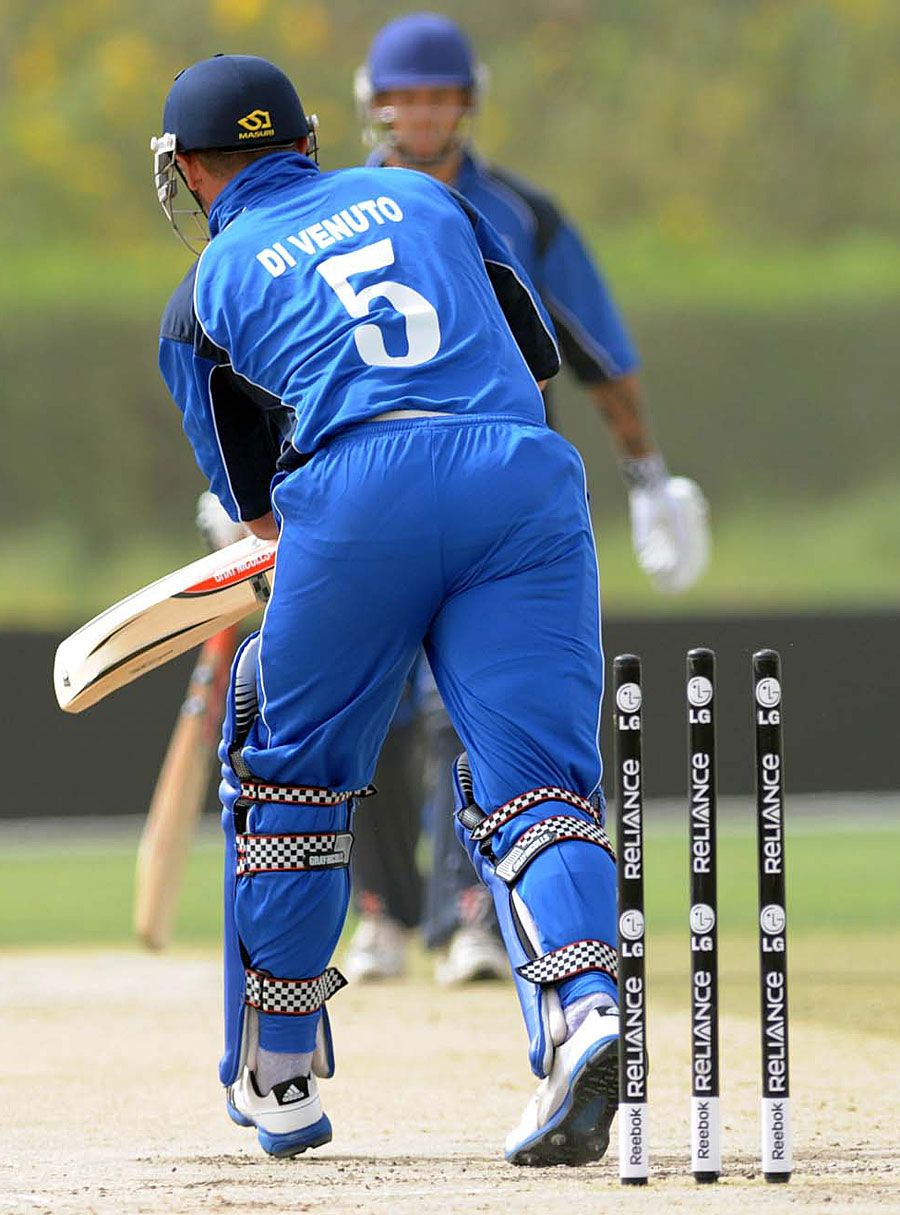 Michael Di Venuto is bowled by Matthew Parker
