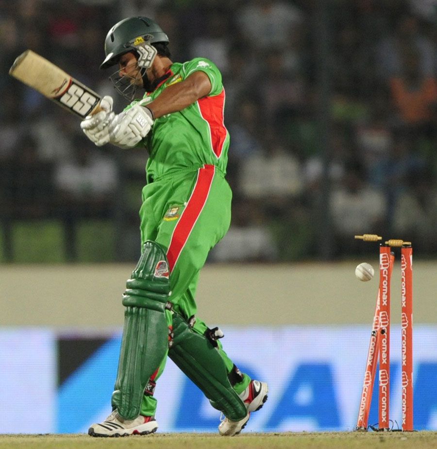 Nazimuddin is bowled