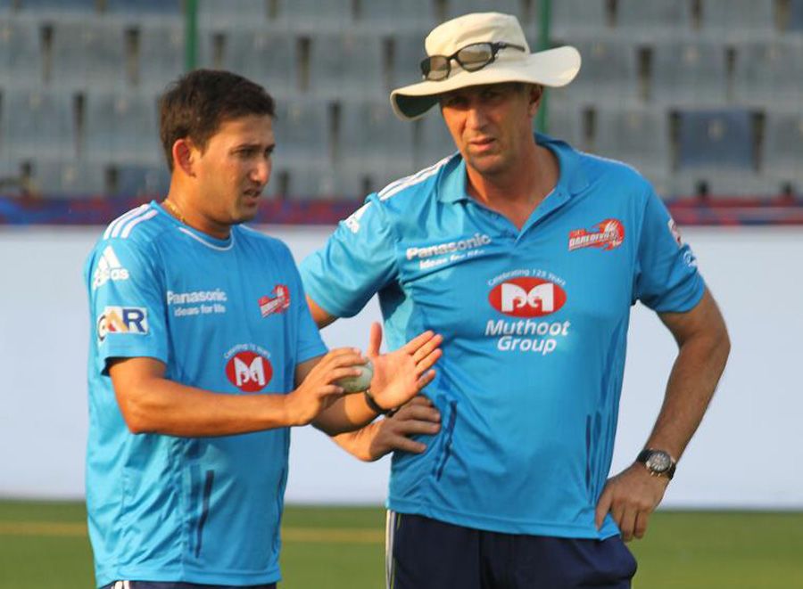 Delhi Daredevils' Ajit Agarkar and coach Eric Simons have a chat