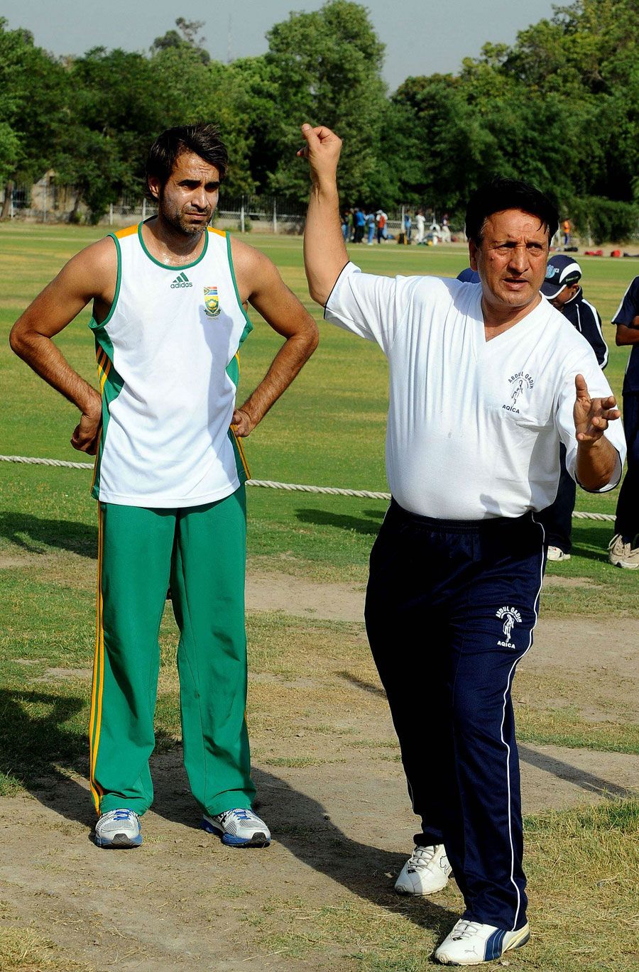 Abdul Qadir passes on a few tips to Imran Tahir