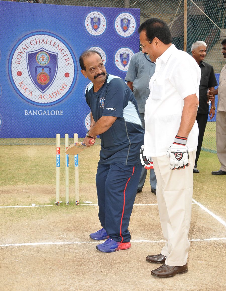 Former Indian batsman Gundappa Viswanath with the Karnataka chief minister