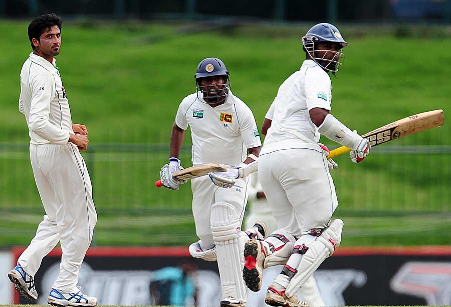 Thilan Samaraweera and Tharanga Paranavitana survived a hostile early spell from Junaid Khan