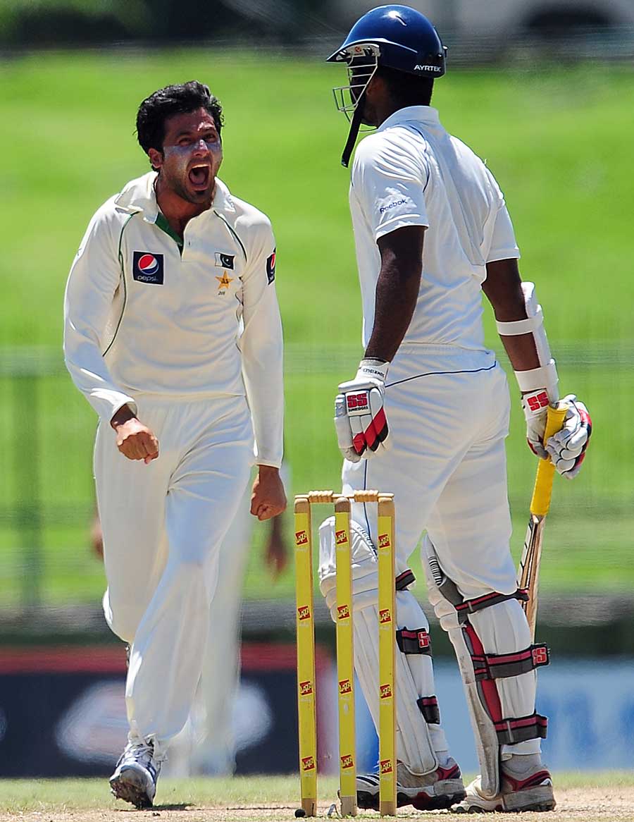 Junaid Khan dismissed Tharanga Paranavitana