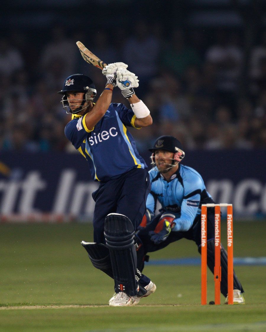 Dan Housego did his best to respond with 47 from 24 balls