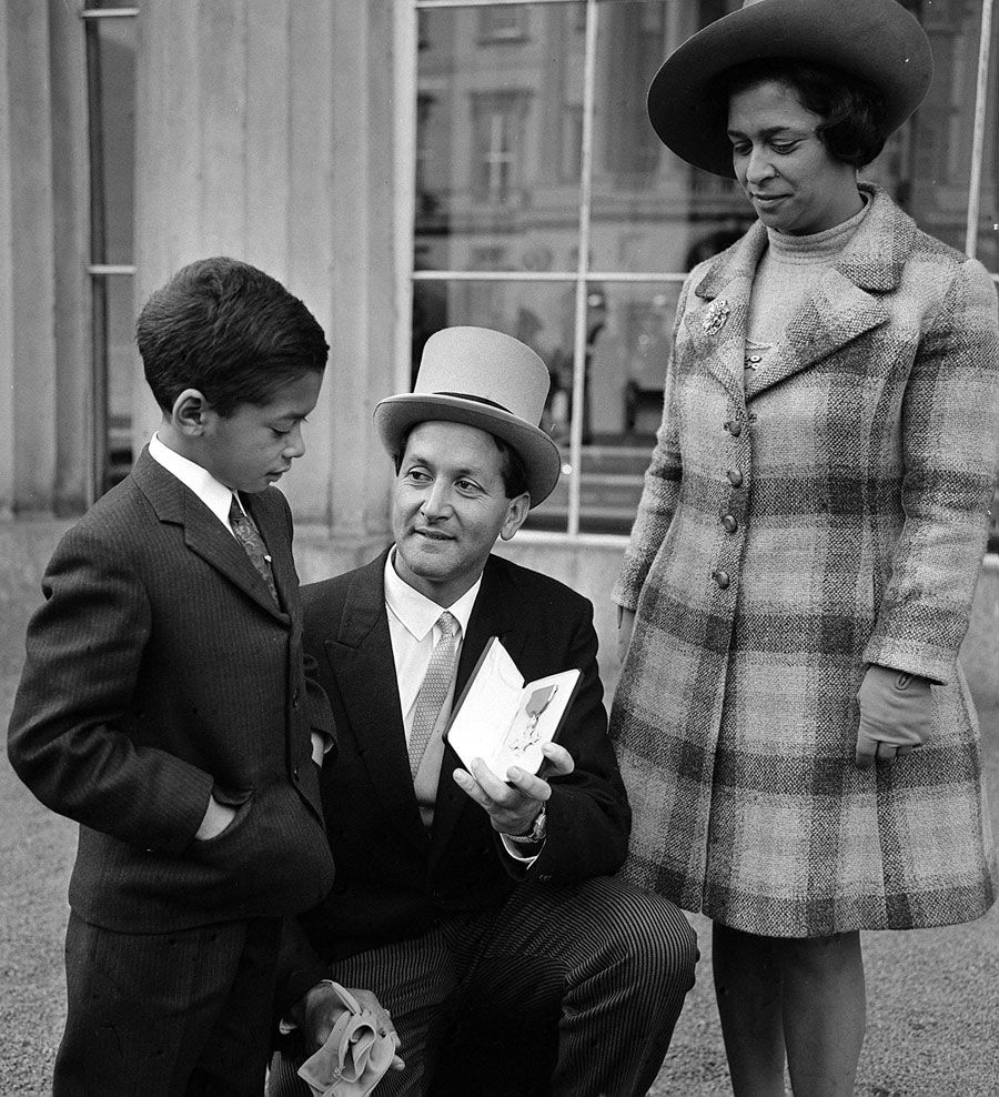 Basil D'Oliveira shows his OBE to his son Damian and wife Naomi
