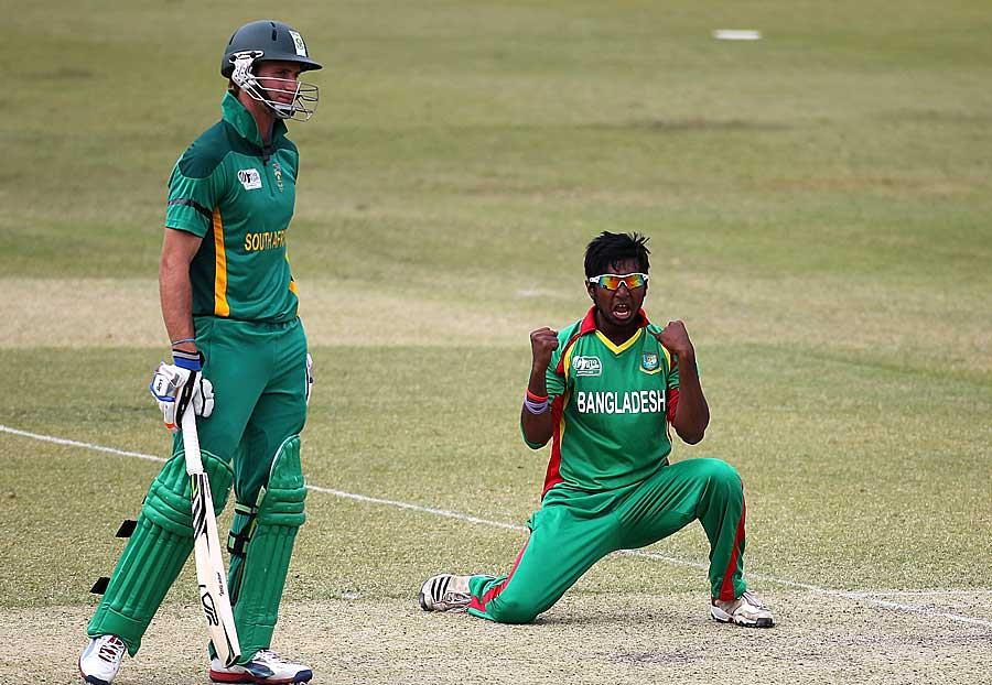 Noor Hossain sees off Theunis de Bruyn
