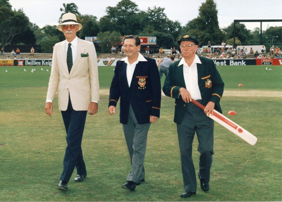 Les Favell, flanked by Dr Donald Beard on the left and Don Bradman on the right, at his testimonial match