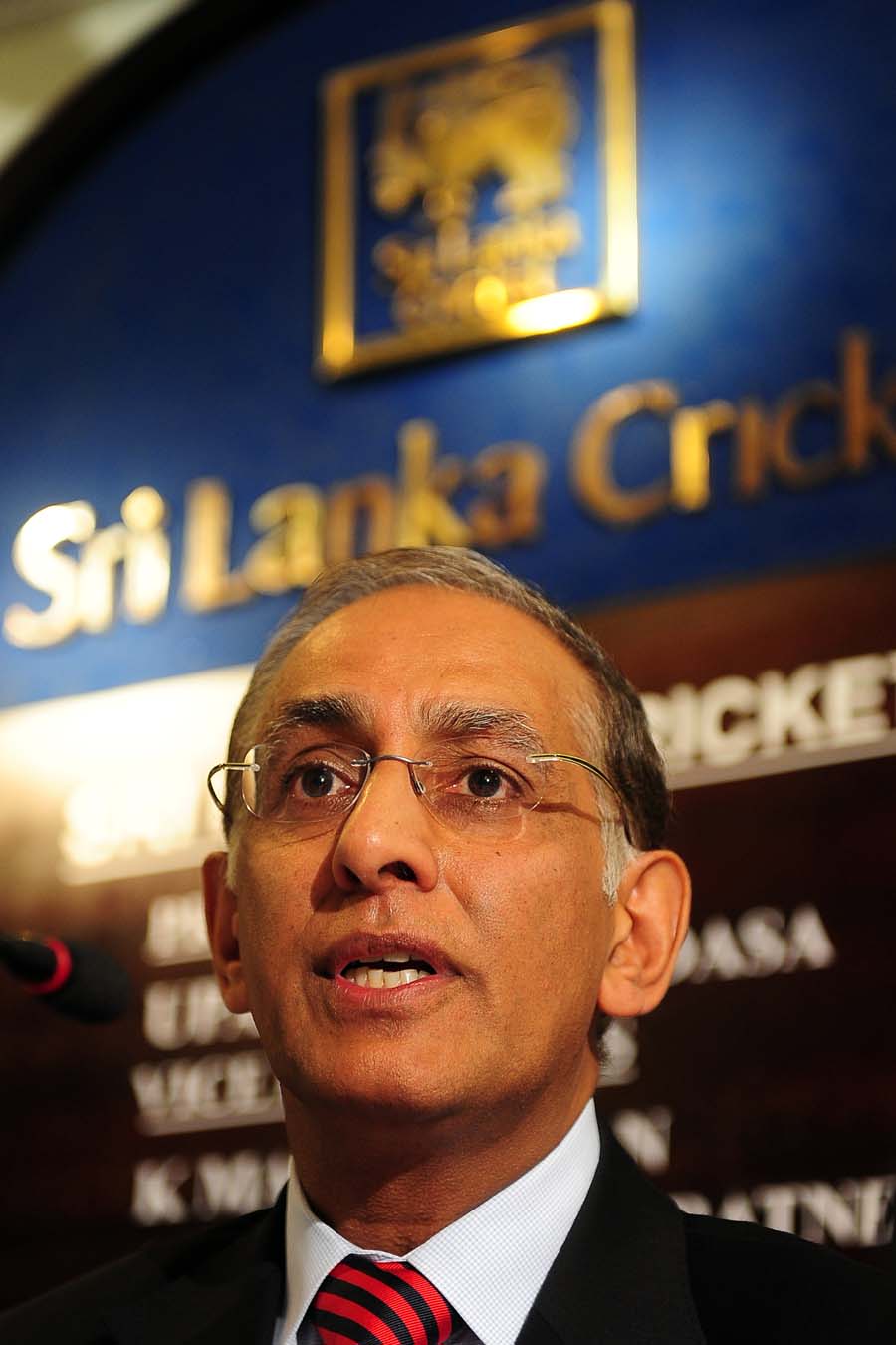 Haroon Lorgat speaks at a press conference in Colombo