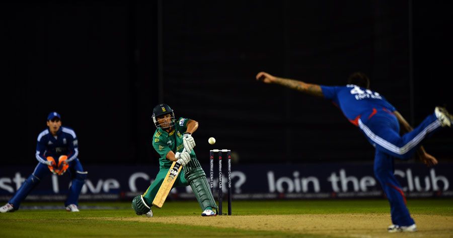 Justin Ontong attempts to scoop Jade Dernbach to fine leg