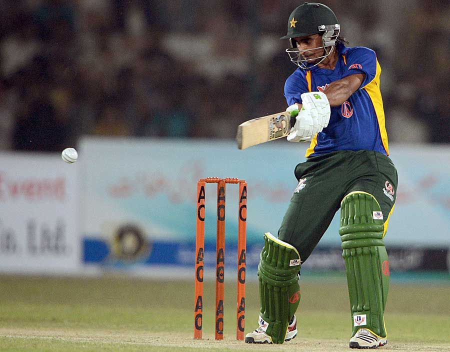 Imran Nazir slashes one during his half-century