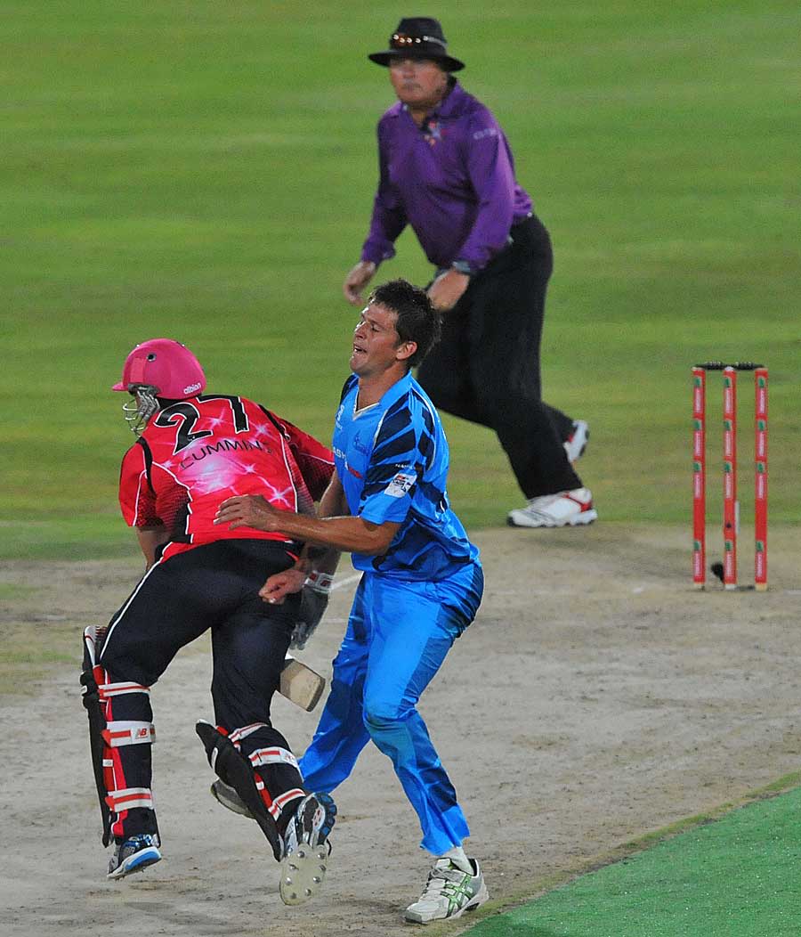 Pat Cummins and CJ de Villiers collide