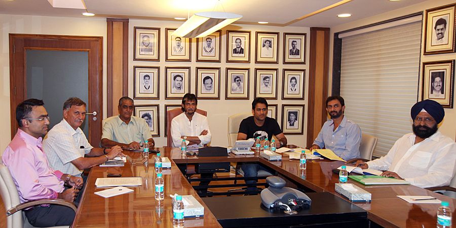 Saba Karim, Roger Binny, Sanjay Jagdale, Sandeep Patil, MS Dhoni, Vikram Rathour and Rajinder Singh Hans in BCCI's selection committee meeting
