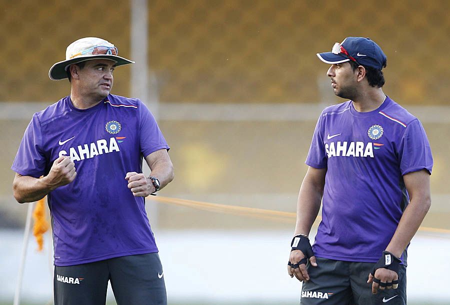 India's bowling coach Joe Dawes talks to Yuvraj Singh