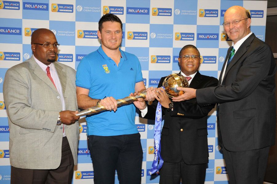 Graeme Smith receives the ICC Test mace from Vince van der Bijl