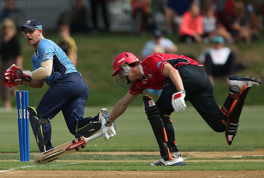 Gareth Hopkins runs out Matt Henry