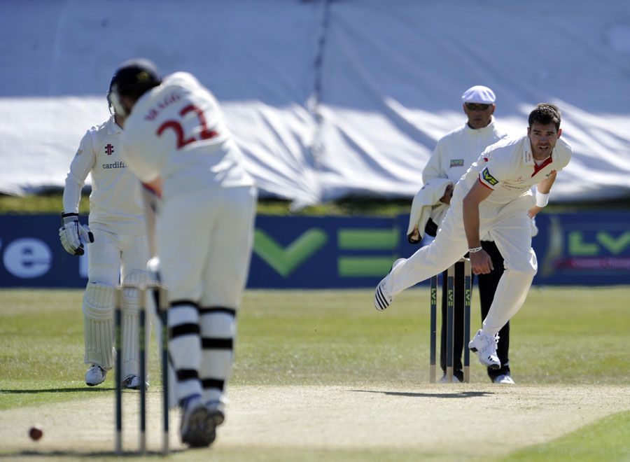 James Anderson bowls to William Bragg