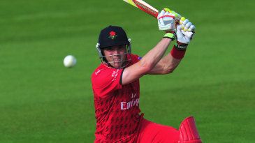 Moore signs deal with Derbyshire