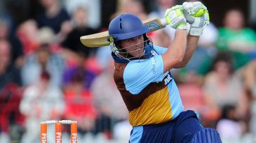 Derbyshire chase hurts Warwickshire