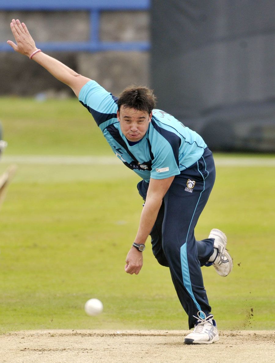 Neil Carter ended the innings with figures of 3 for 27