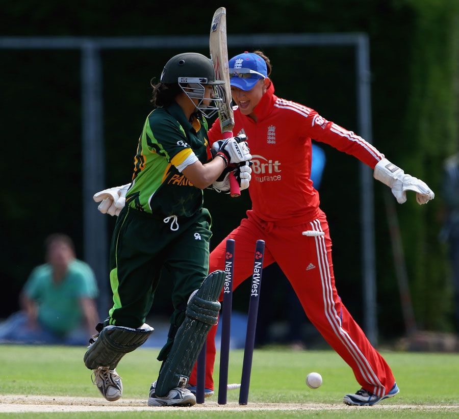Asmavia Iqbal is bowled by Danielle Hazell