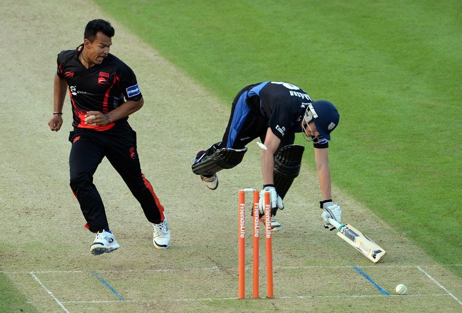 Shiv Thakor catches Michael Richardson short of his ground