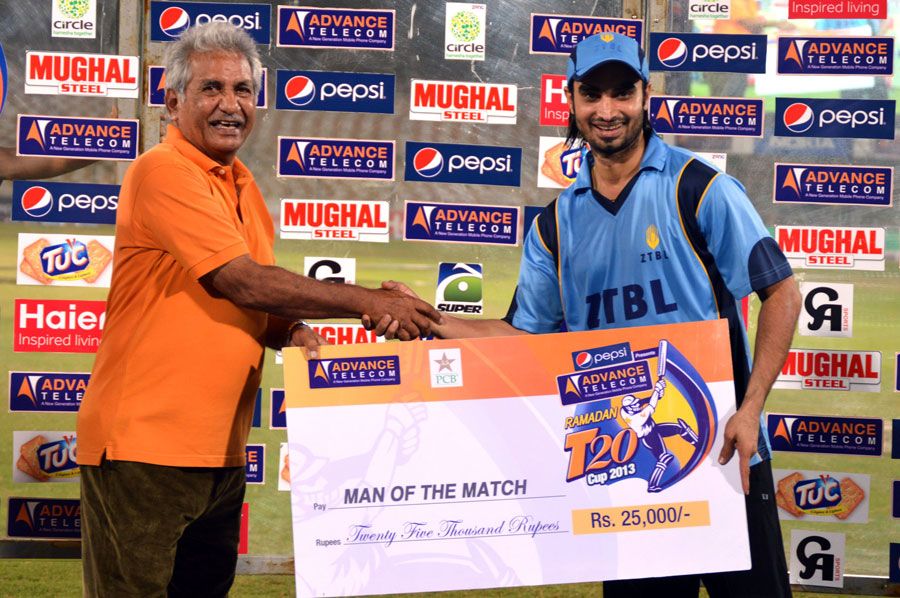 Imran Nazir receiving his Man-of-the-Match award