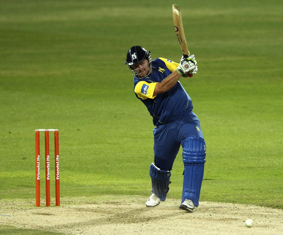 Darren Maddy steered Warwickshire over the line