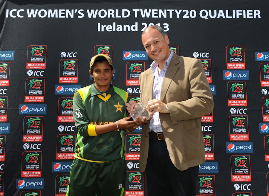 Sadia Yousuf receives her Player-of-the-Match award