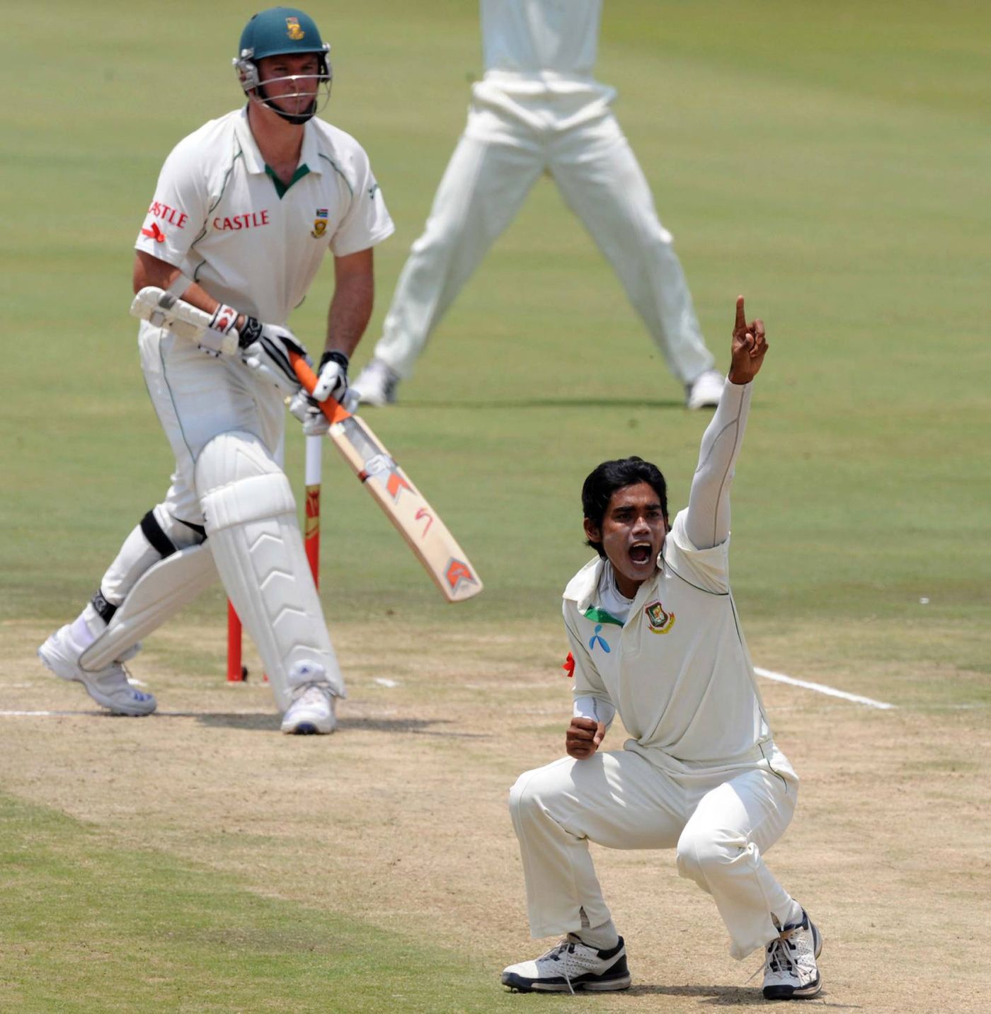 Mahbubul Alam traps Graeme Smith leg before for 27