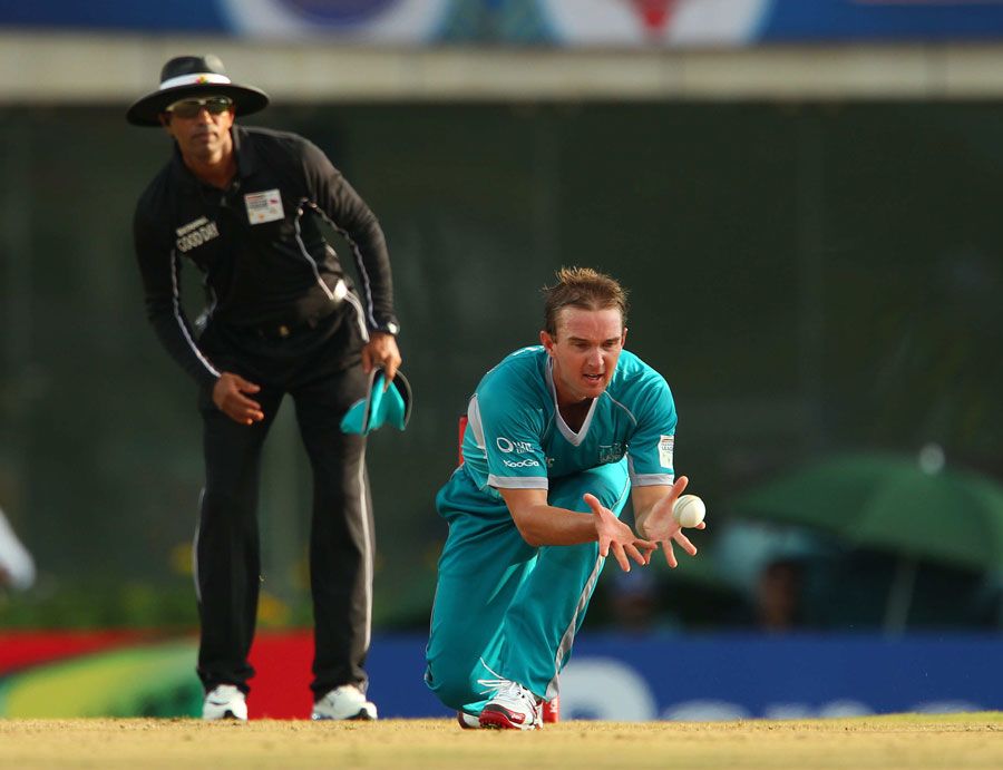 Nathan Hauritz takes a sharp return catch to dismiss Sherwin Ganga