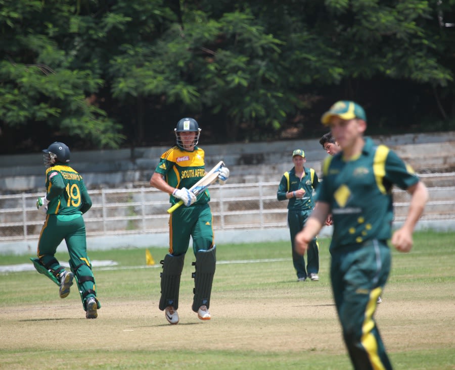 Justin Dill and Andile Phehlukwayo take a run
