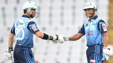 Warriors edge Dolphins by two-run win