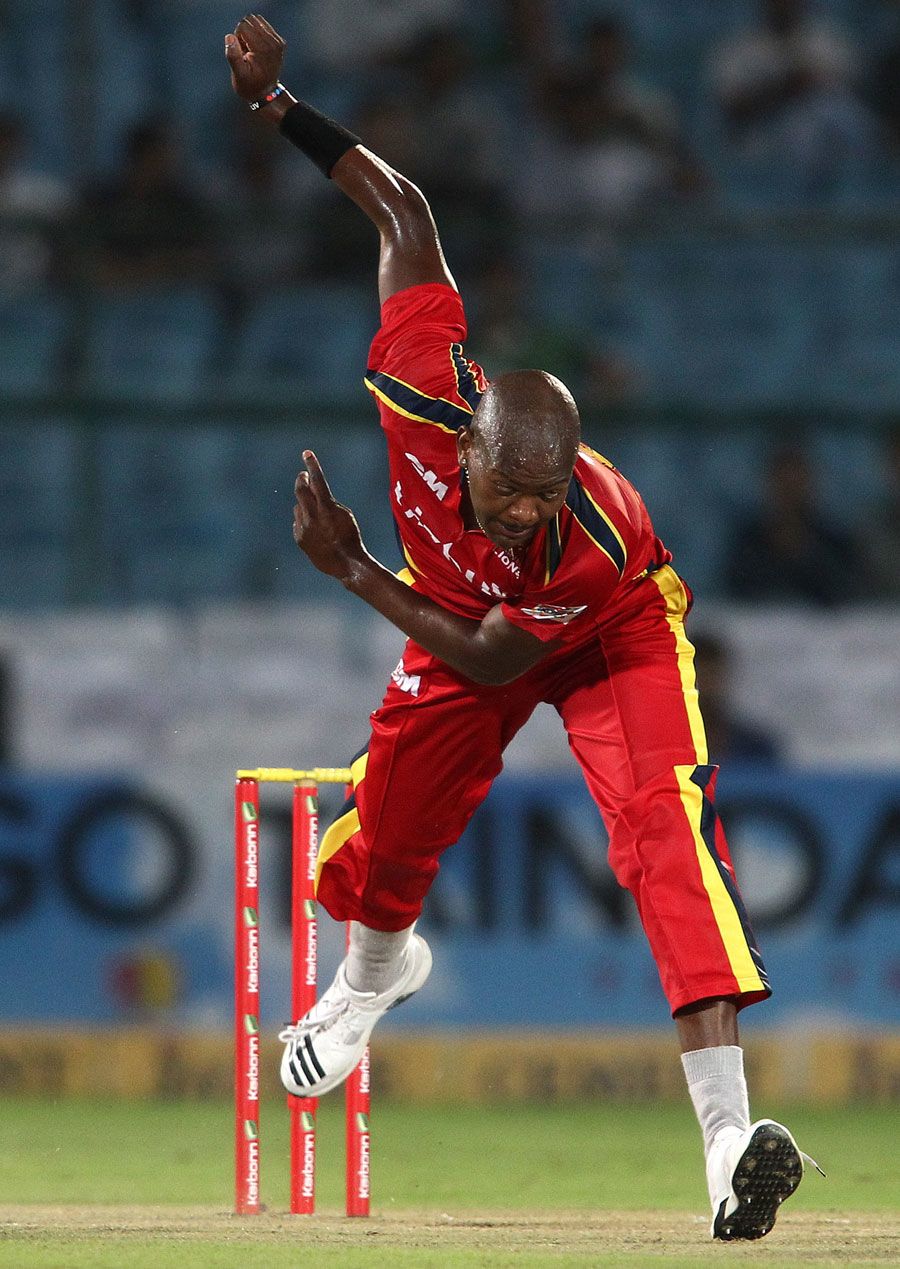 Lonwabo Tsotsobe in his delivery stride