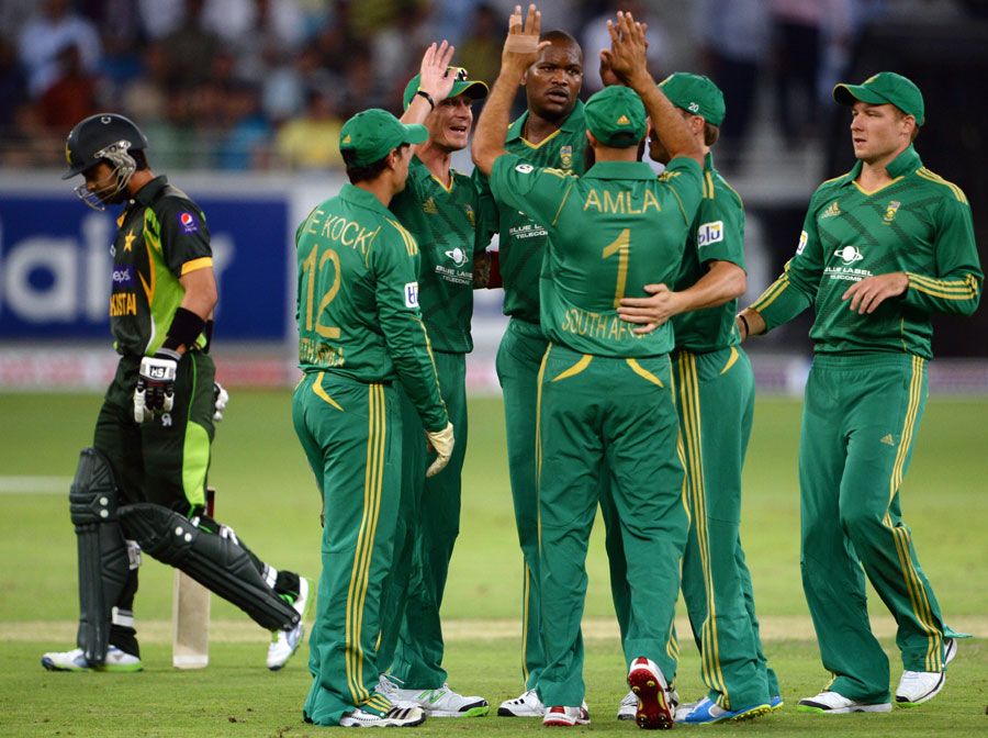 Lonwabo Tsotsobe celebrates a wicket with his team-mates