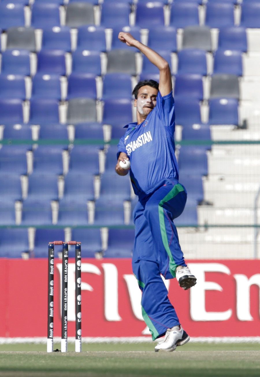 Izatullah Dawlatzai in his delivery stride