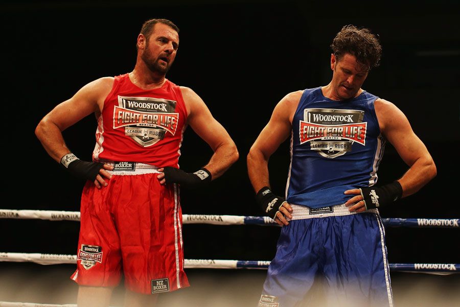 Chris Cairns and Simon Doull ahead of their boxing match